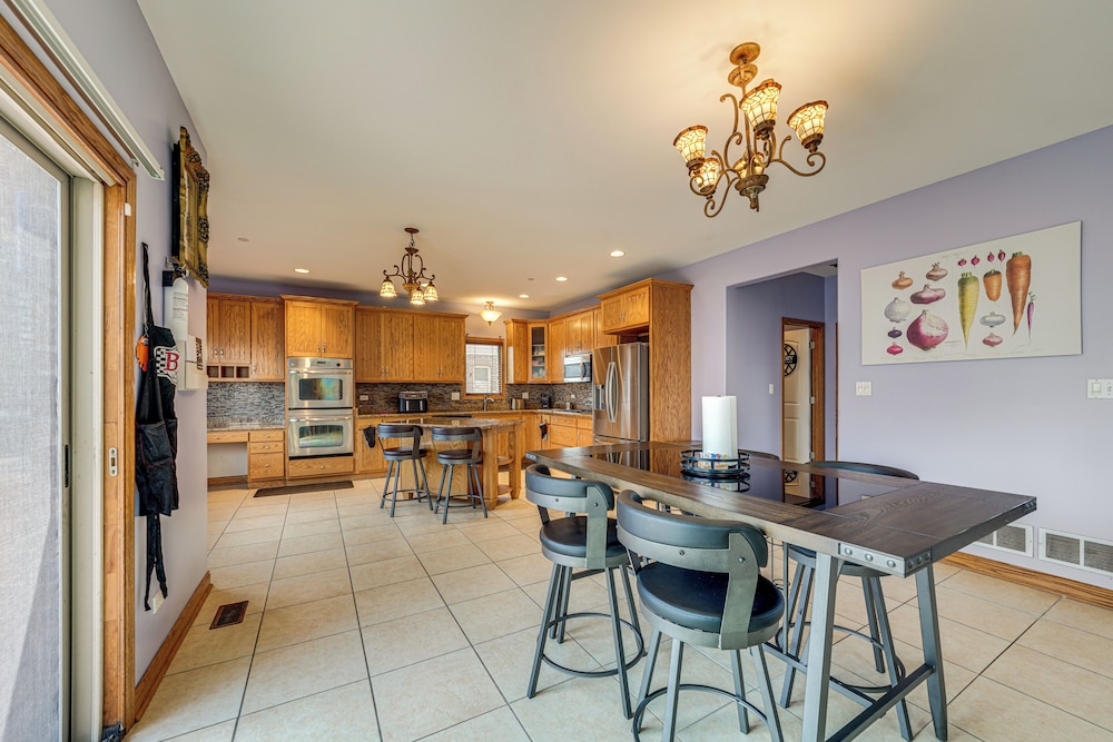 Game Room & Deck: Family Home in Chicago Area!