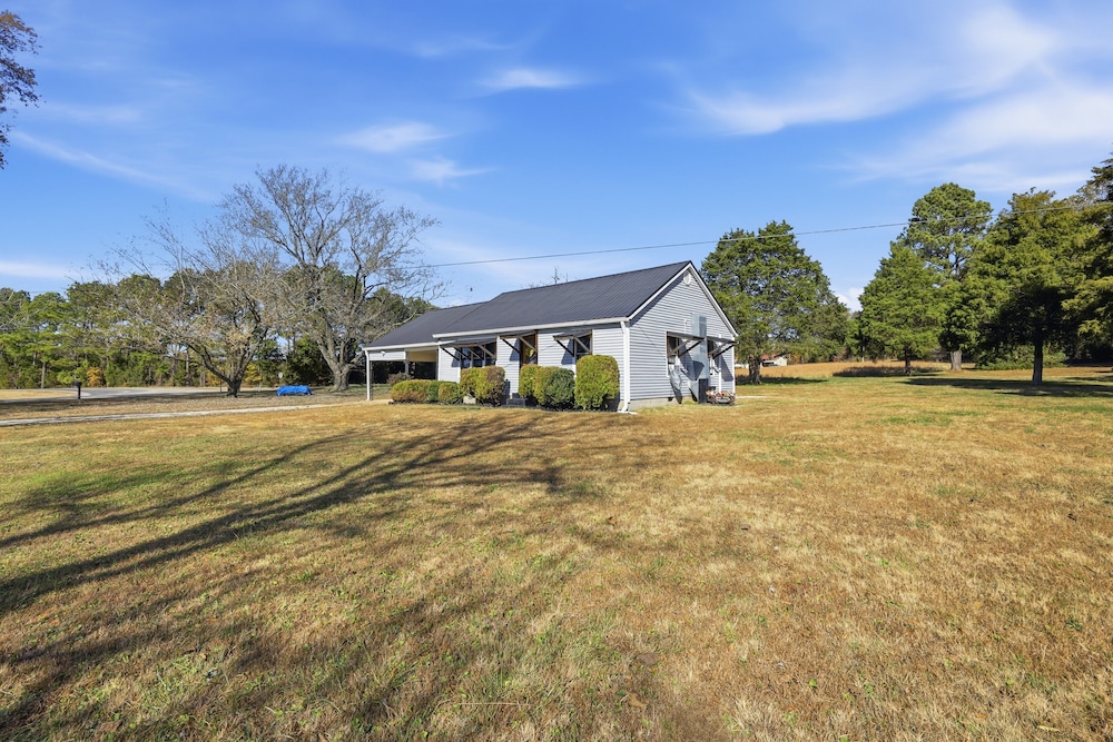 Cozy Country Retreat Hot Tub, Fire Pit & Guitars 2 Bedroom Home