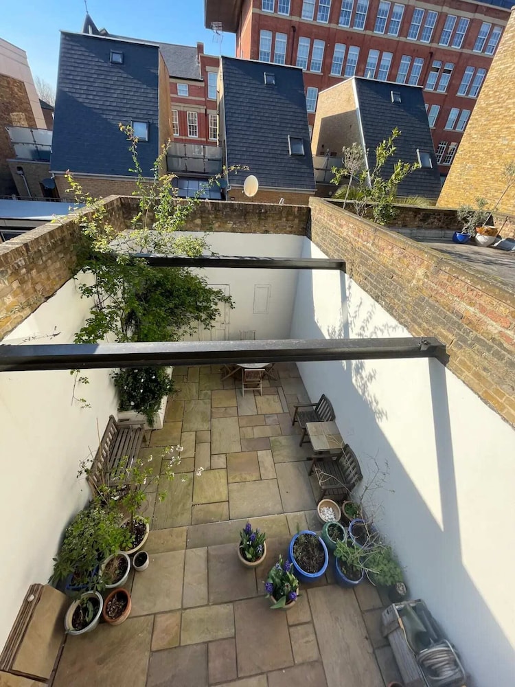 Beautiful 2BD Flat With Private Courtyard- Borough