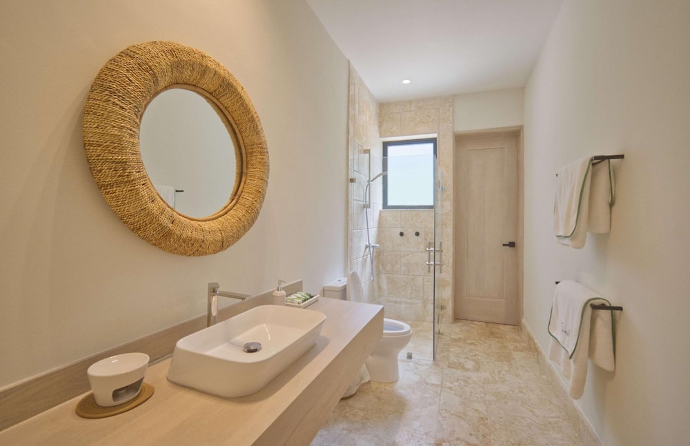 Modern Lake Villa With English Speaking Staff in Golf and Beach Resort
