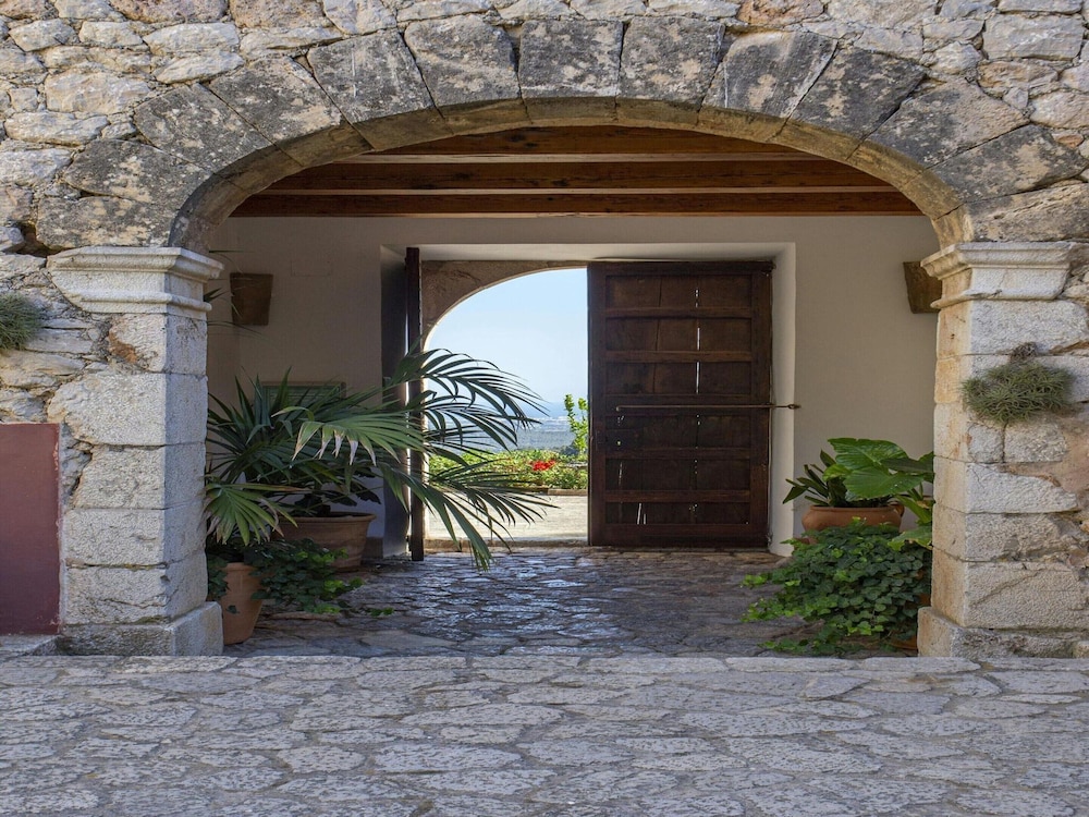 Stunning Farmhouse With Private Pool