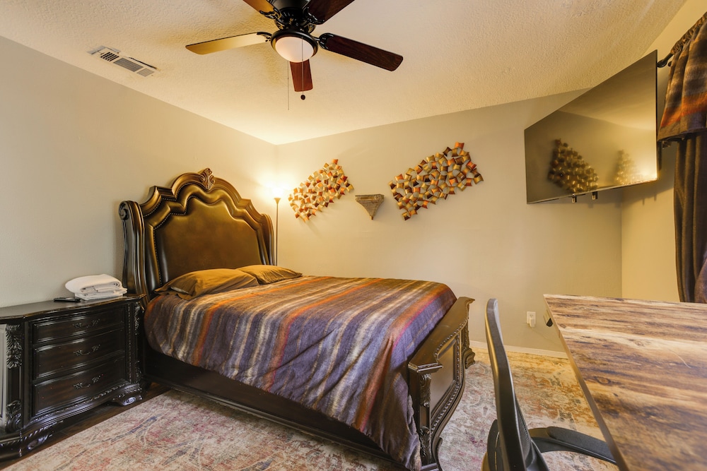 4 Mi to Iah: Suburban Houston Townhome