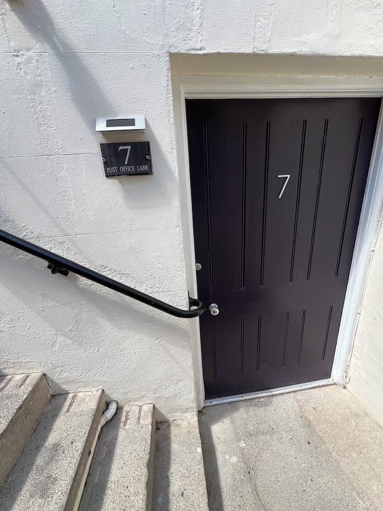 Stunning 1BR Apt in Central Cheltenham