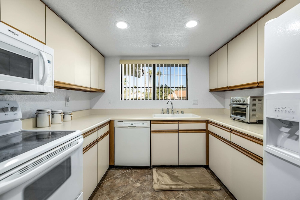 Stylish Condo With Panoramic View Community Pool
