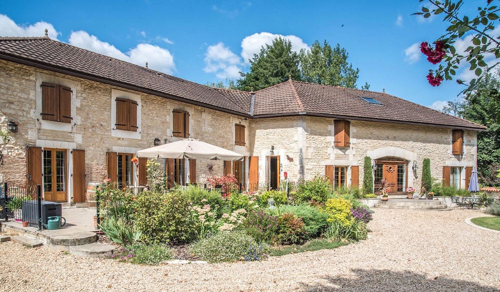 Moulin du Fontcourt Riverside Apartment