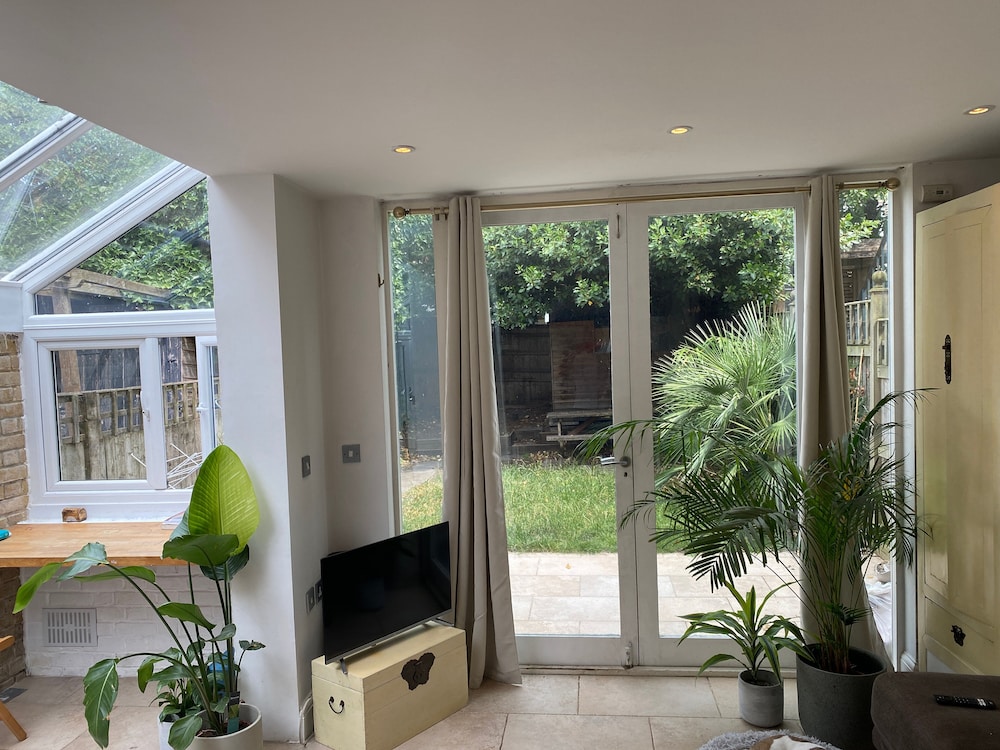 Modern, Spacious 1 Bedroom Garden Flat Sw18