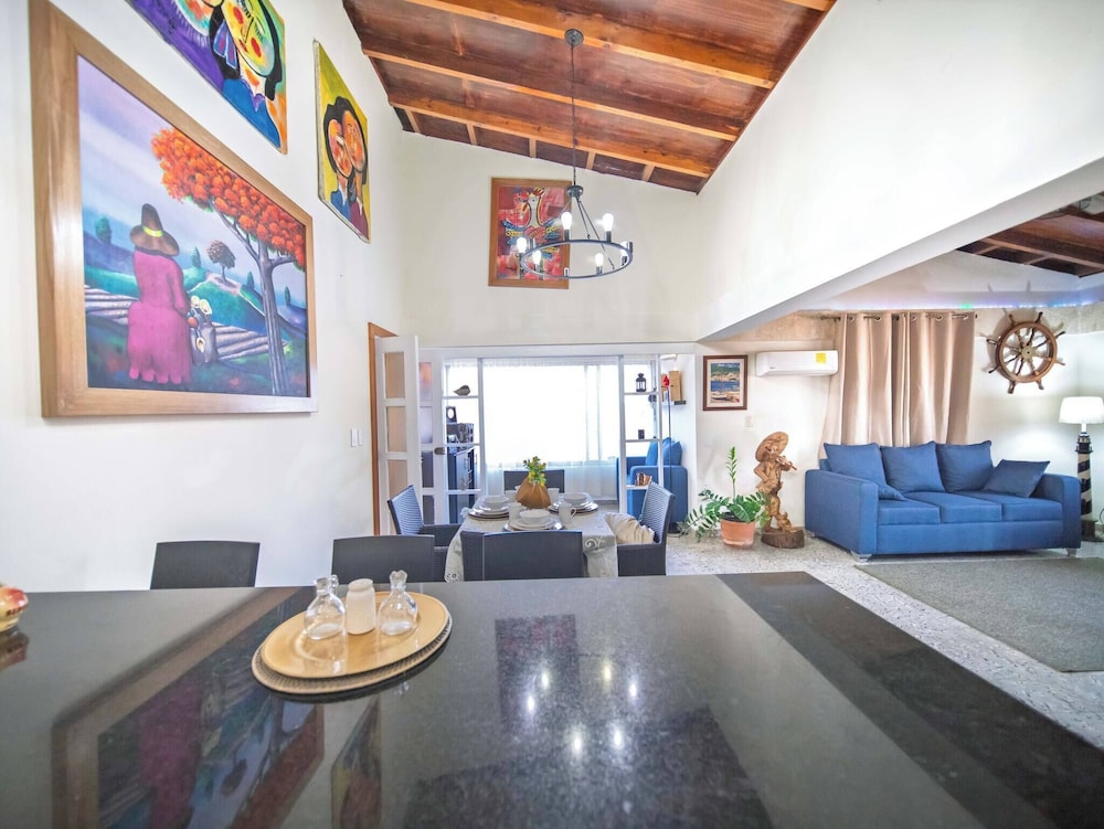 Colonial 2BR Apartment 2mins Walk to Beach!