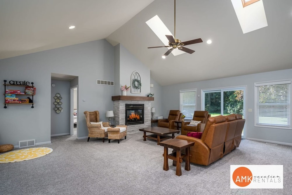 All Decked Out Farmhouse - Game Room Nearby Beach