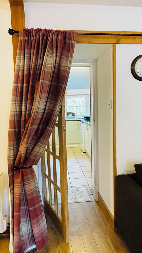 Traditional Highland Cottage Near Loch Ness-sleeps 6