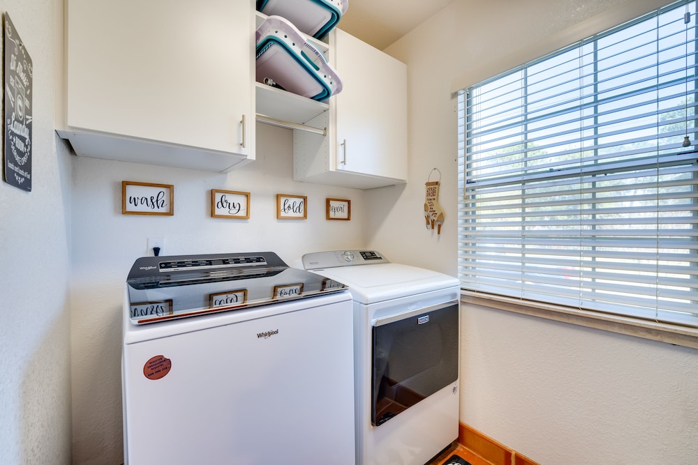 1-acre Backyard & Gym: Spacious Apopka Escape!