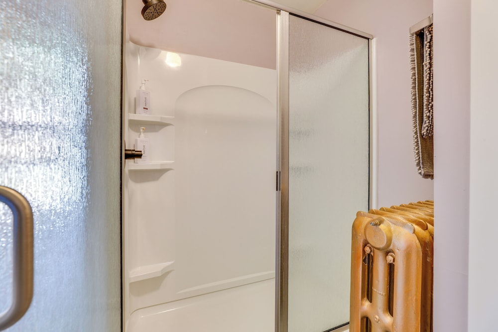 Group Getaway: Luxe Farmhouse in Mt Horeb!