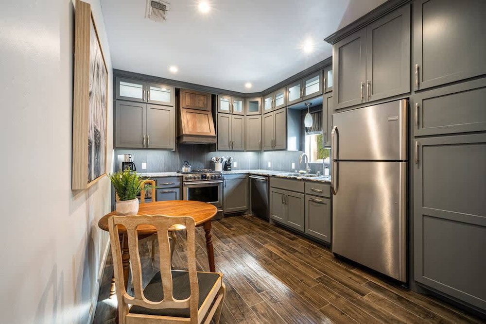 Luxurious Historic 5BR Fredericksburg inn w spa