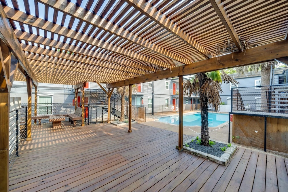 Modern 2BR Near UT Hyde Park Evonify - Property Image 12
