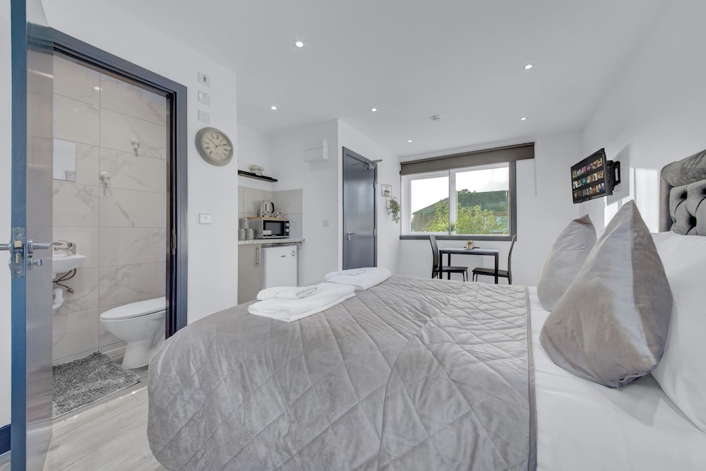 Captivating 1-bed Studio in Feltham