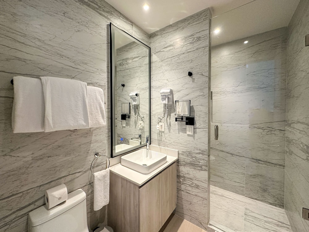 Paradise Found Luxe 2BR Condo in Iconic Location