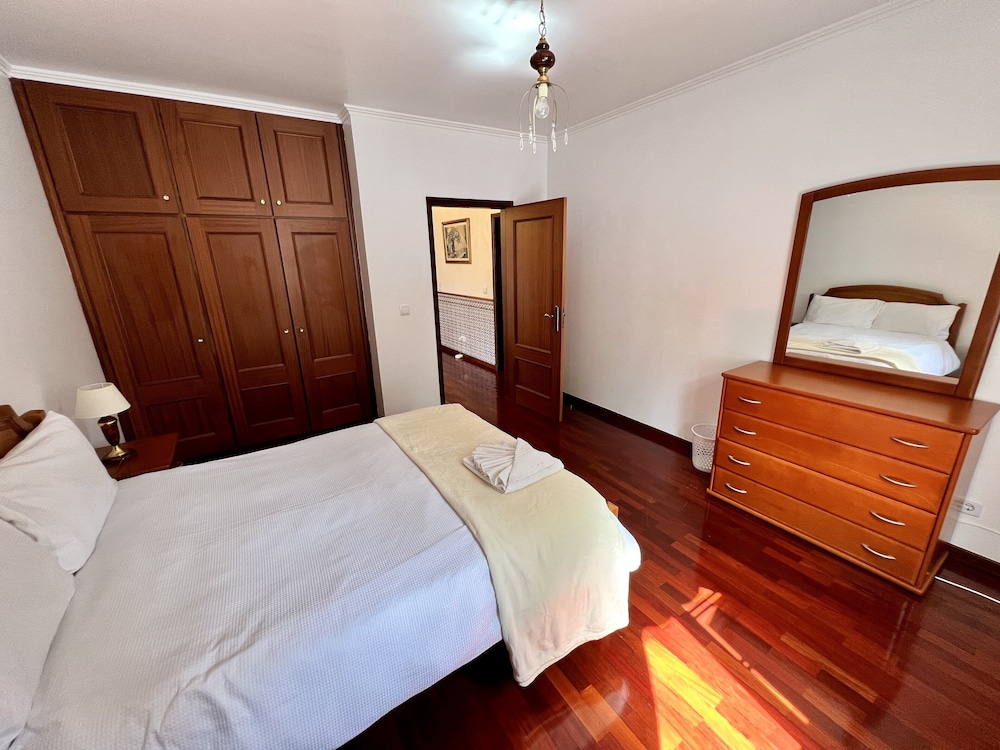 Classic Tranquil Madeiran 4-bedroom Villa Funchal view 3