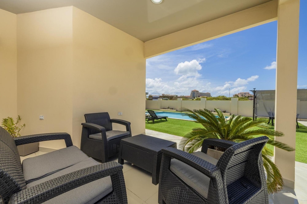 NEW 4br4ba Villa Across of Palmbeach w Pvt Pool