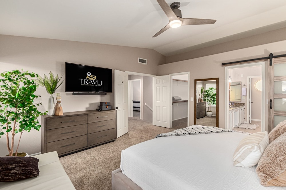 NEW Paradise Park Heated Pool Spa BBQ