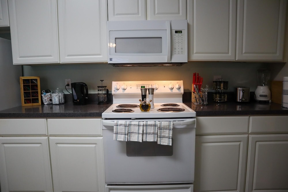 Upgraded 3 bed apt Close to Beaches and Mayo Clinic