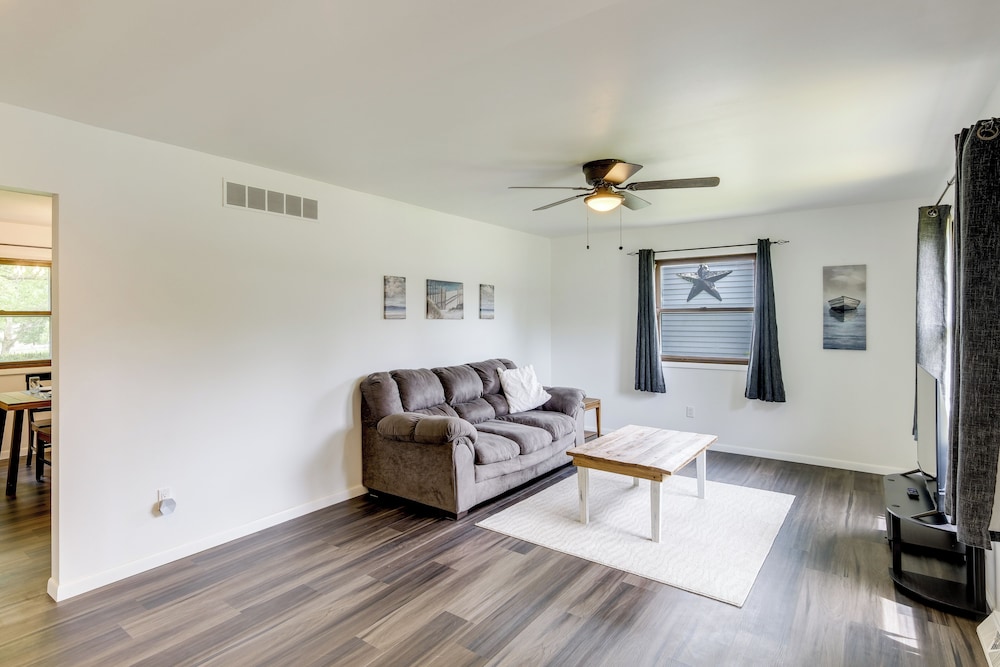 1 Mi to Freer Field: Ashland Home w/ Yard!