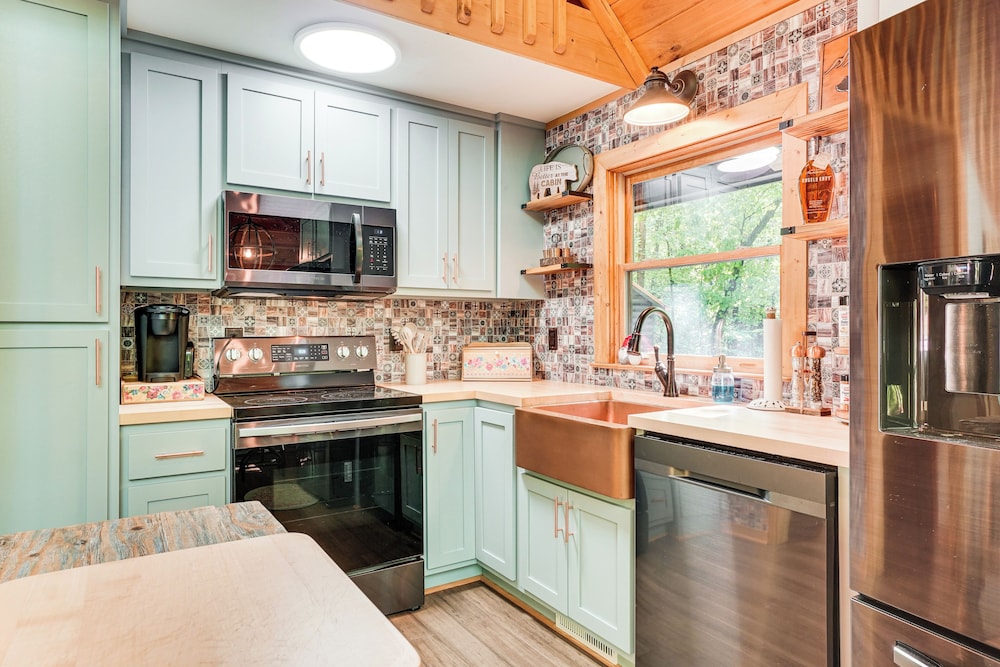 5 Mi to Helen: Hideaway w/ Deck & Grill!