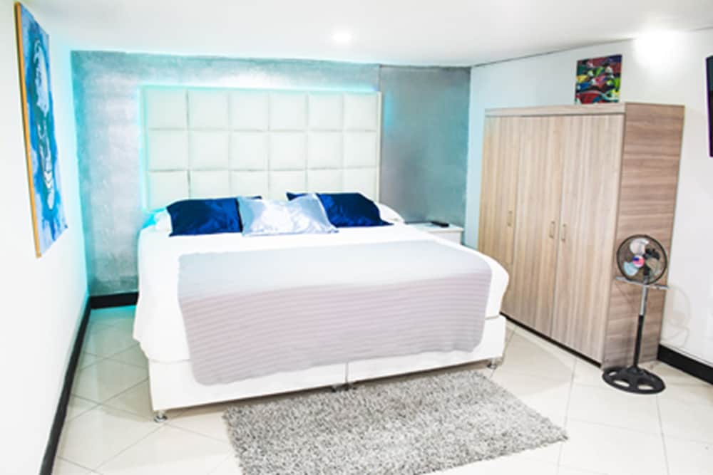 $ PROMO $ 3 Bedrooms with Bathrooms apartment & Jacuzzi in Lleras park @Poblado