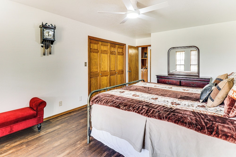 3 Mi to Downtown Roswell: Home w/ Patio + Yard
