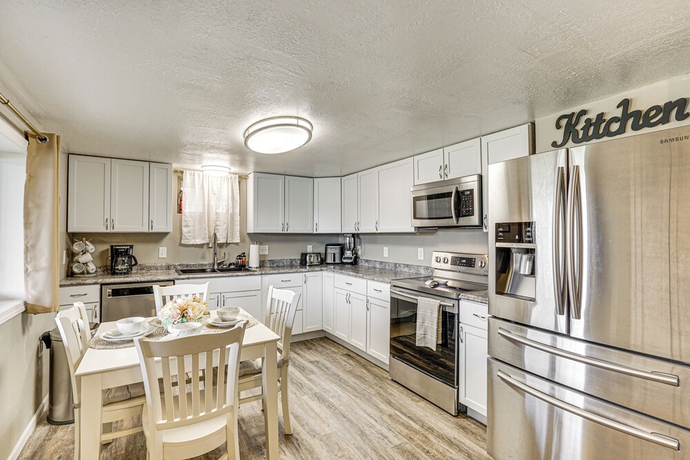 Truman Lake Retreat: Large Deck & On-site Fishing!
