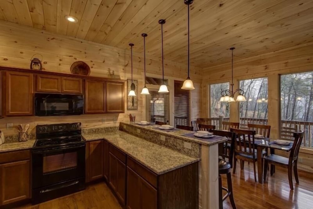 A Suitetastic View - 4 Bedrooms, 4 Baths, Sleeps 12 Home by RedAwning