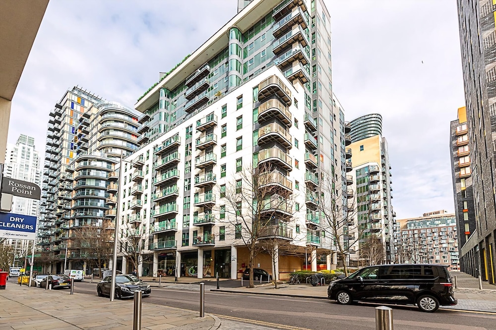 Sleek Flat w/ River Views In Canary Wharf