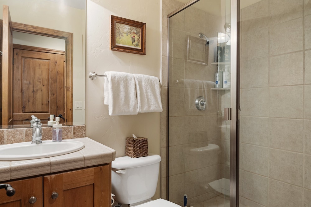 Midway 4 Bedroom Golf Course Luxury Turnberry 23 Home