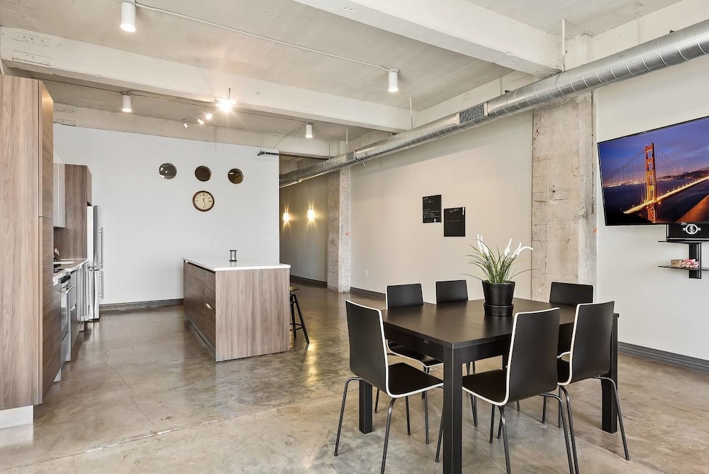 3 Bedroom Unit in Downtown Dallas with Pool & Gym - Image 2