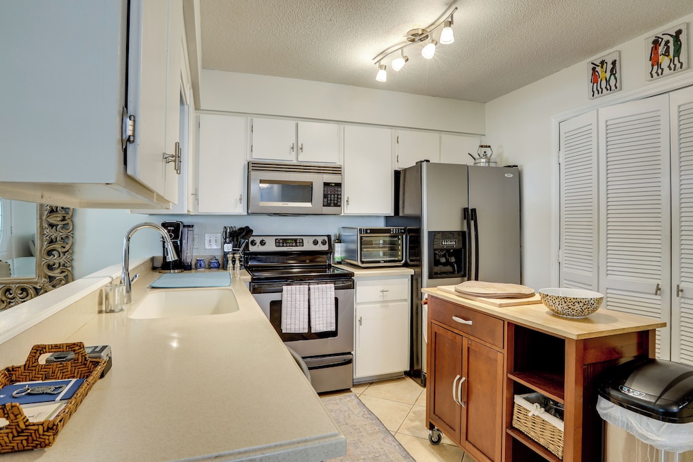 4 Mi to St Simons Beach: Home w/ Furnished Deck