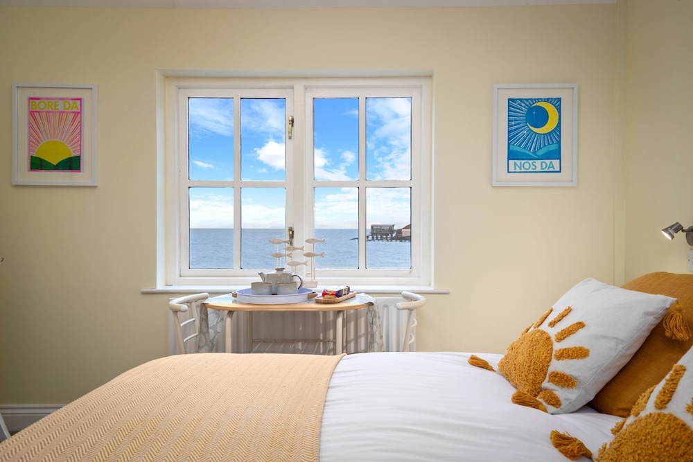 5 Sunny Cove - Direct Beach Access Sea Views