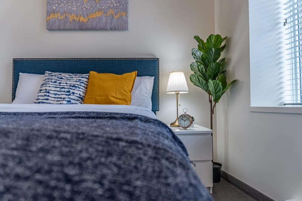 Cozy Downtown Loft Rooftop Patio BBQ Gym Coffee - Image 3