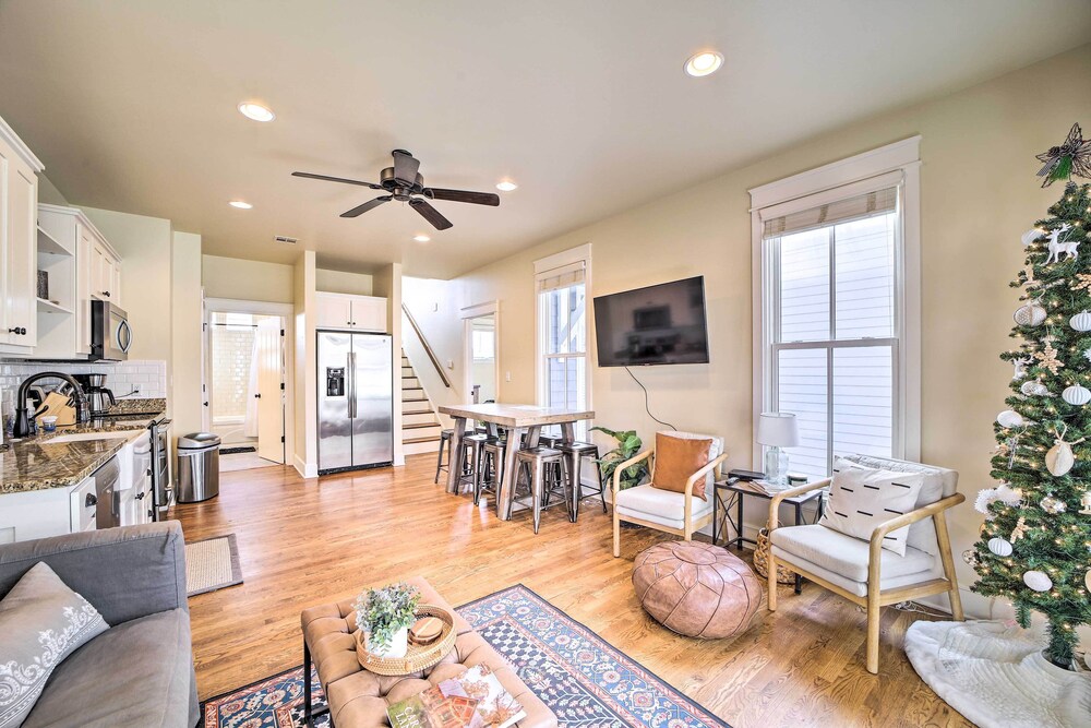 Carlton Landing Home: Walk to Lake & Parks! view 2