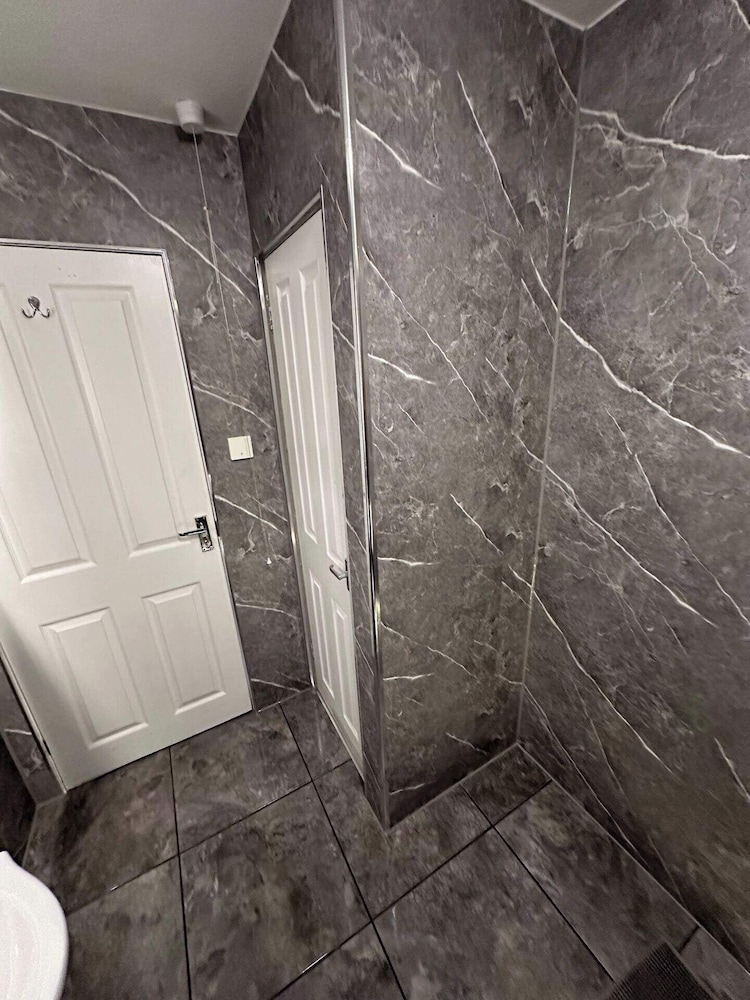 2br-sleeps4-freeparking-wifi-smarttvs