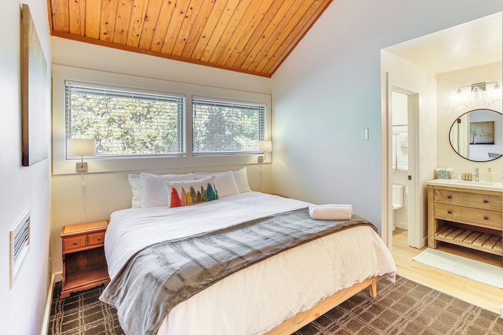 Hike, Ski & Golf: Bend Condo at Seventh Mtn Resort