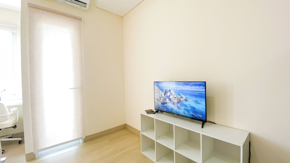 Comfortable And Modern Studio Apartment At B Residence