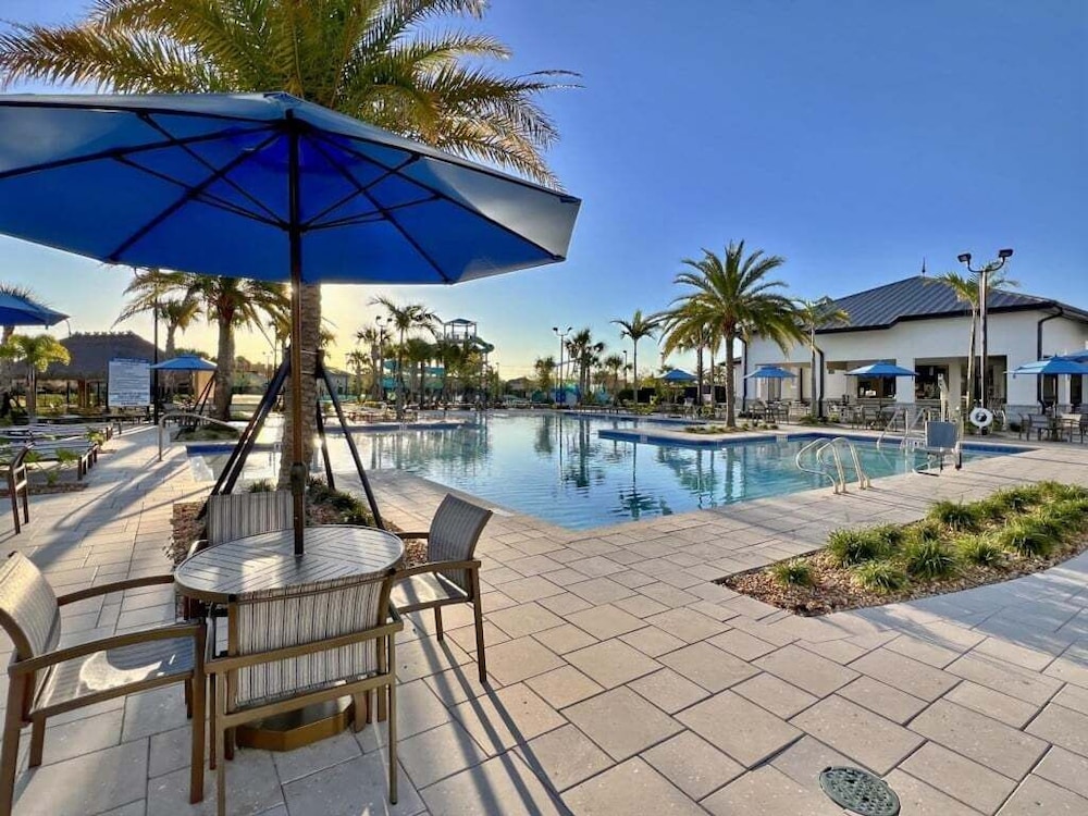 Stunning 4 Bed Townhome Pool & Waterpark 4 Bedroom Townhouse