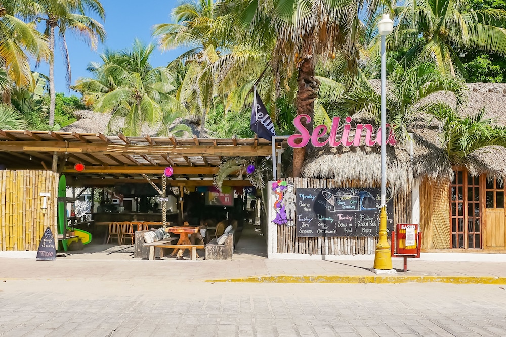 Nílu Puerto Escondido by Selina