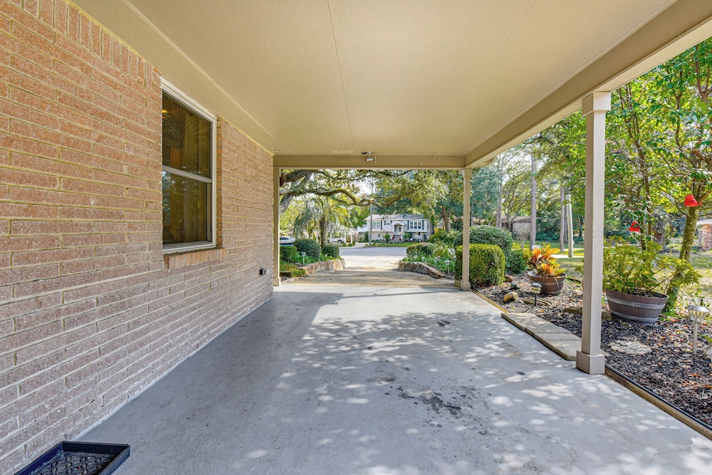 Spacious Home w/ Hot Tub in Fort Walton Beach!