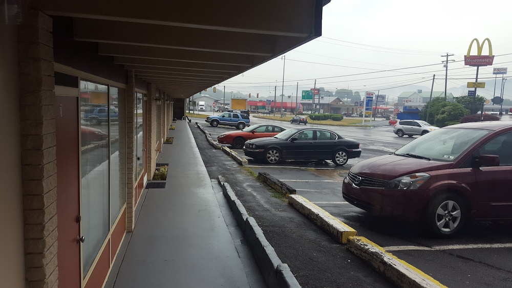 Breezwood Motel