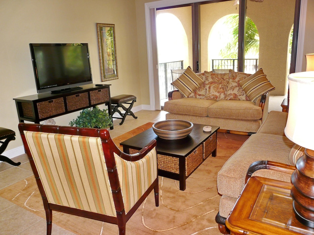 Luxurious Esplanade Condo Overlooking bay
