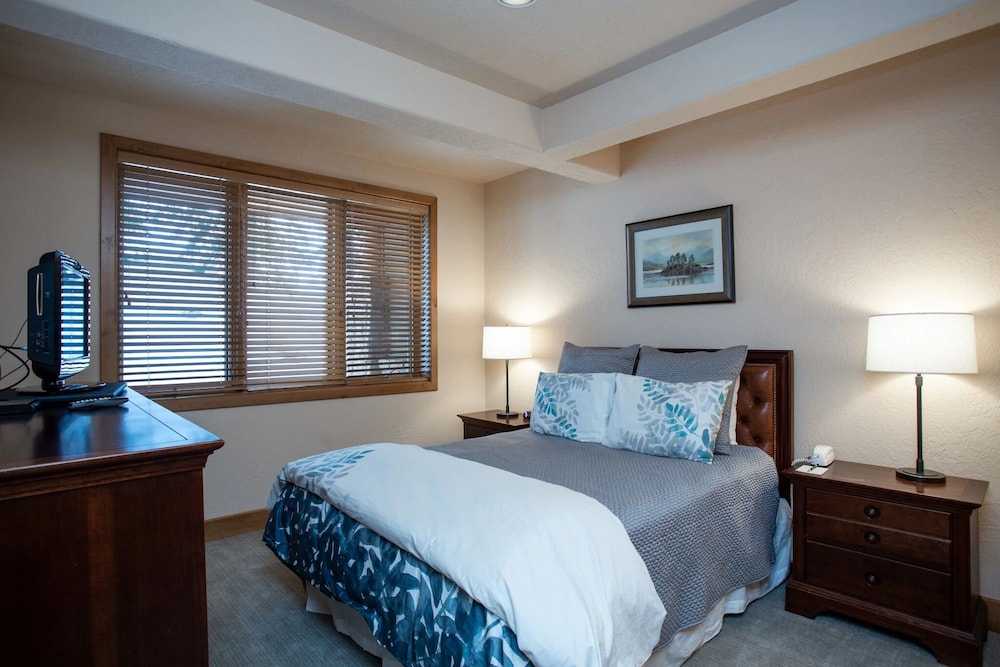 Sterling Lodge at Deer Valley Resort - Three Bedroom Condo with Hot Tub #108 3 Condo