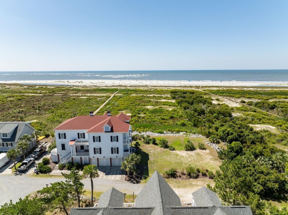 Spectacular Open Floor Plan With Elegance 5-bed, 4-bath Haven on Fripp Island