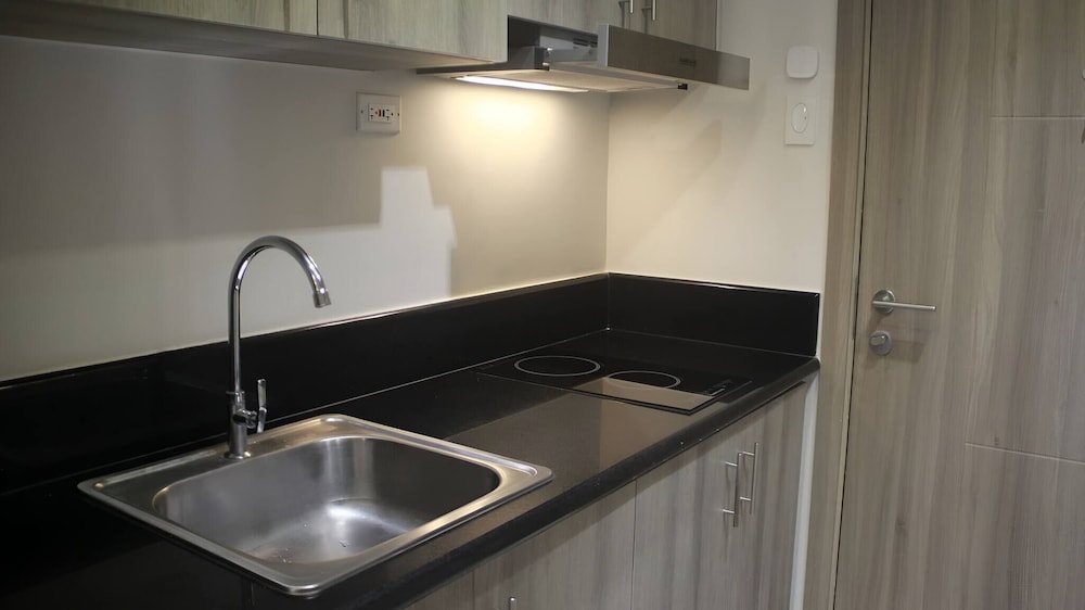 Luxury Bay Condo Near MOA With Balcony Free Wi-fi