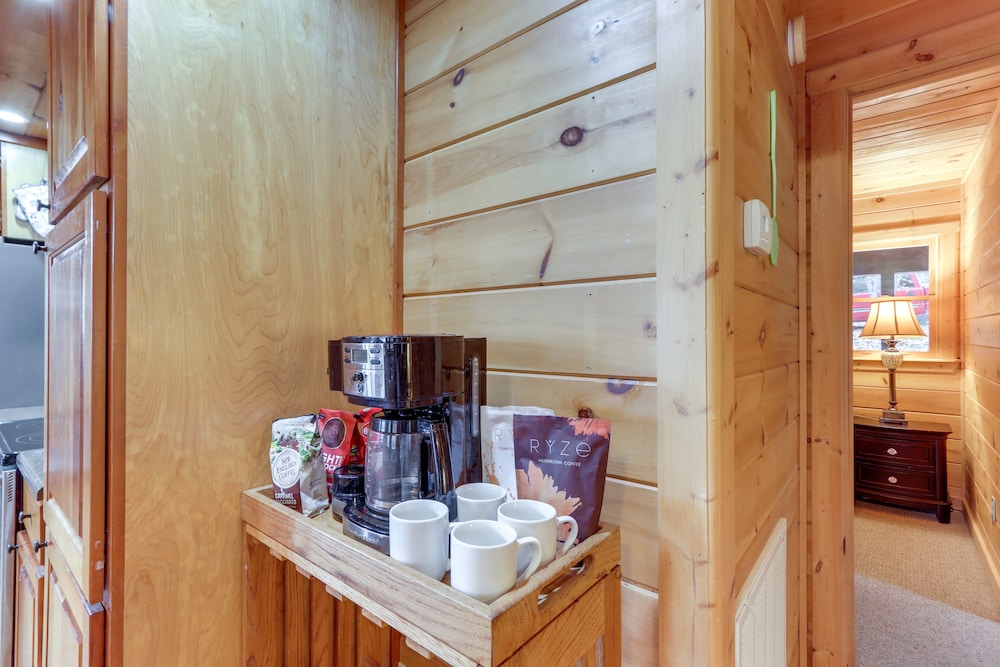 Blue Ridge Cabin w/ Hot Tub, 5 Mi to Downtown!