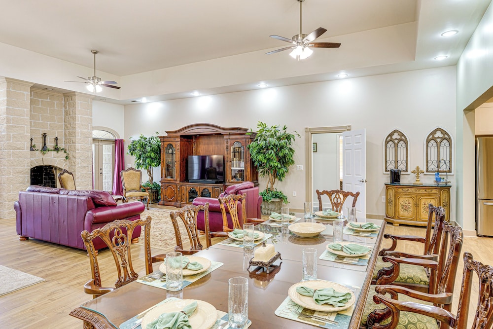 Golfer's Paradise: Meadow Lakes Manor Retreat!