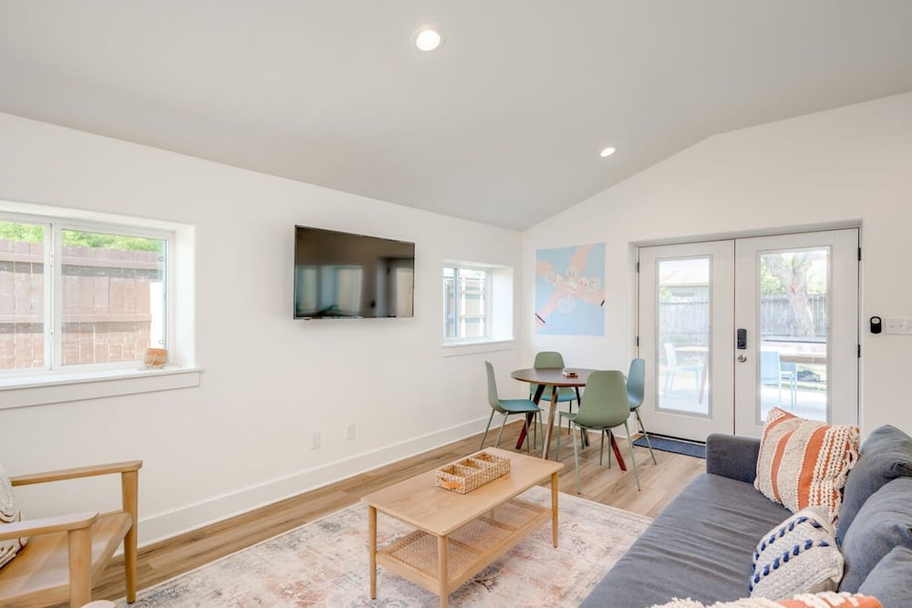Modern 3 2 two Kings hot tub Fire pit 16min to Wine Trail Nearby Pickleball Courts Pools